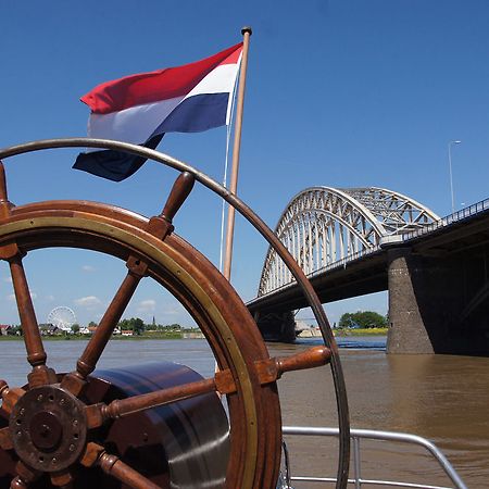 Boat 'Opoe Sientje' Bed & Breakfast Nijmegen Exterior photo