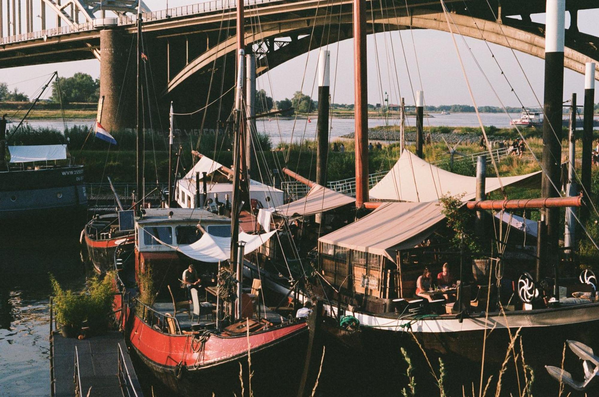 Boat 'Opoe Sientje' Bed & Breakfast Nijmegen Exterior photo