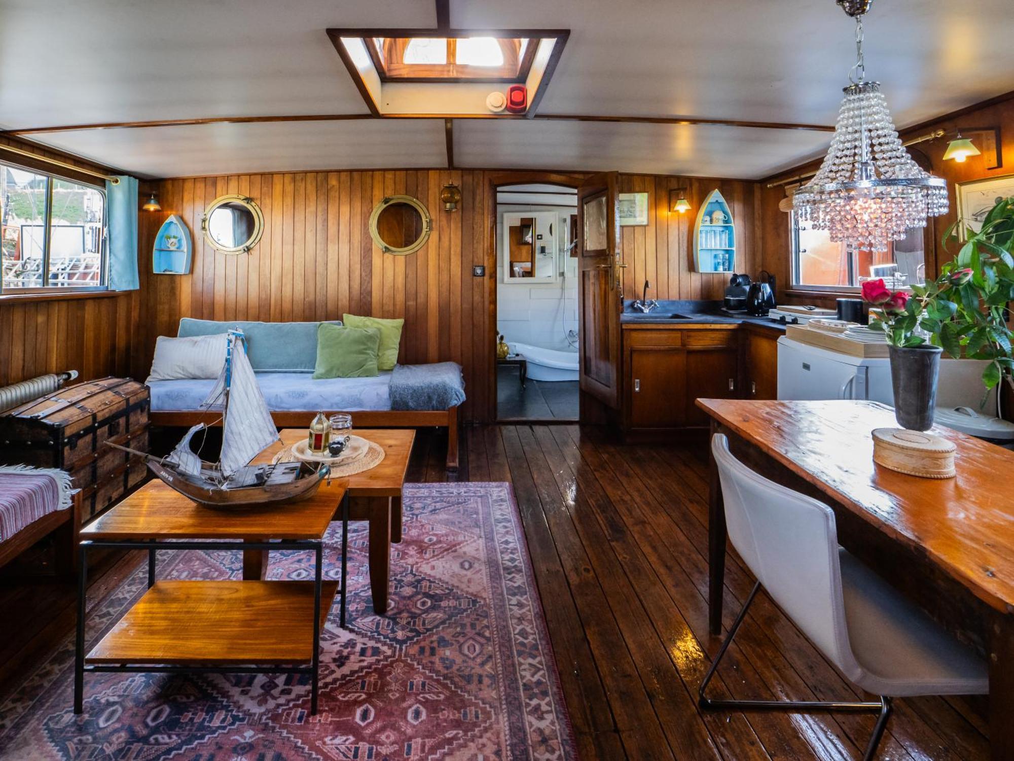 Boat 'Opoe Sientje' Bed & Breakfast Nijmegen Exterior photo