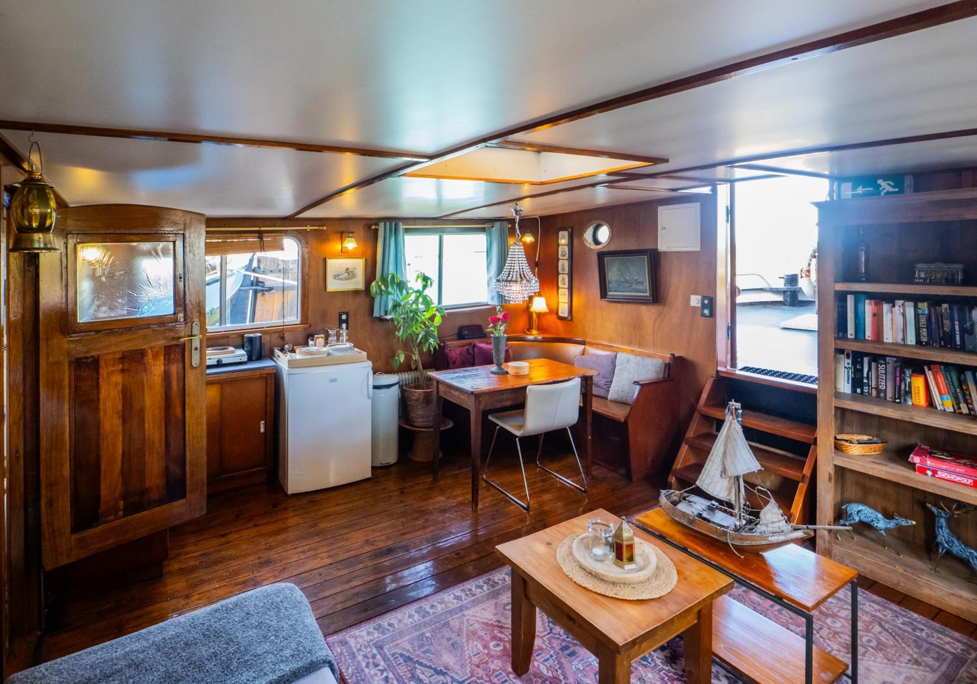 Boat 'Opoe Sientje' Bed & Breakfast Nijmegen Exterior photo