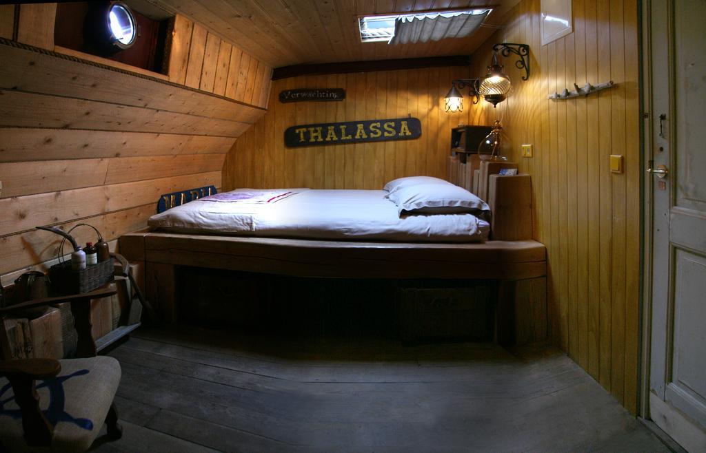 Boat 'Opoe Sientje' Bed & Breakfast Nijmegen Room photo