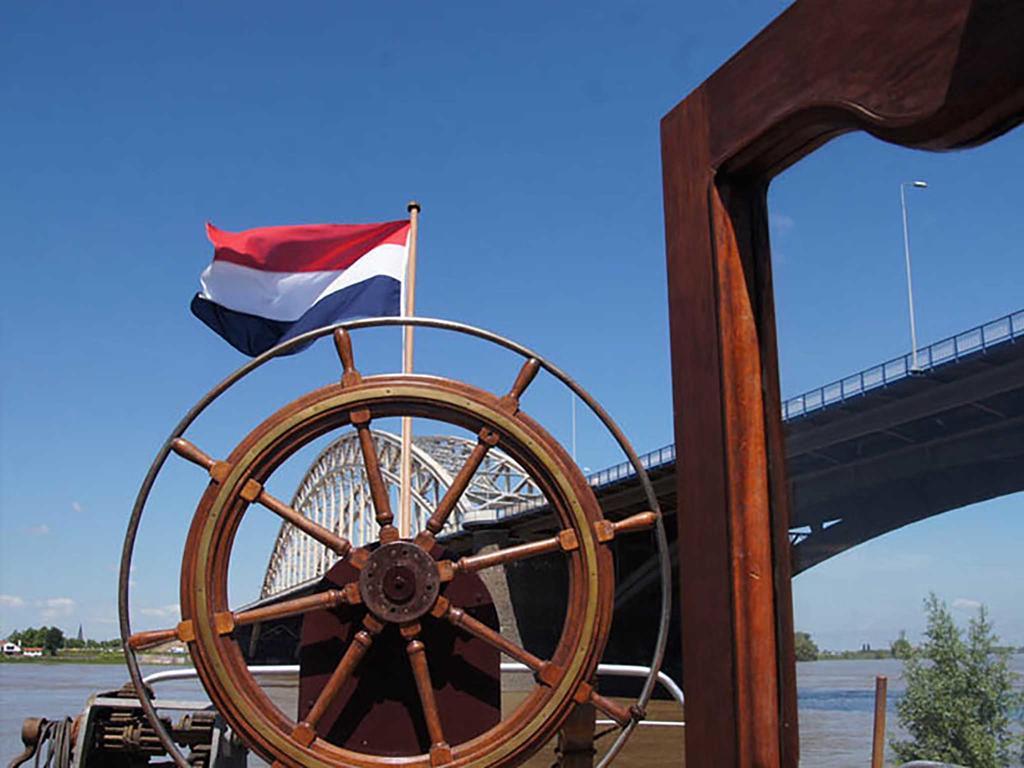 Boat 'Opoe Sientje' Bed & Breakfast Nijmegen Exterior photo