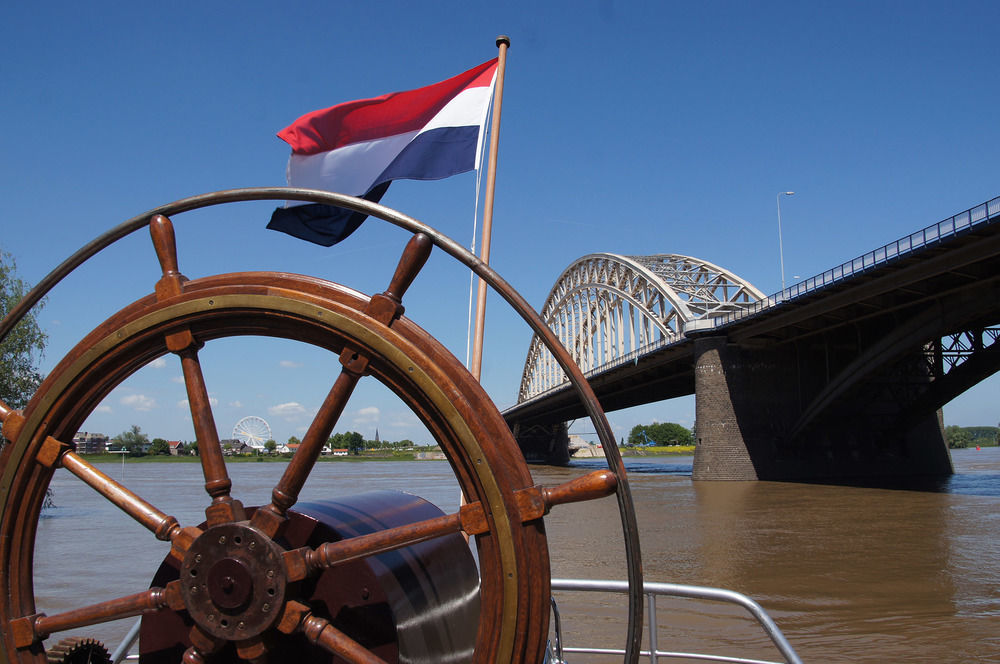 Boat 'Opoe Sientje' Bed & Breakfast Nijmegen Exterior photo