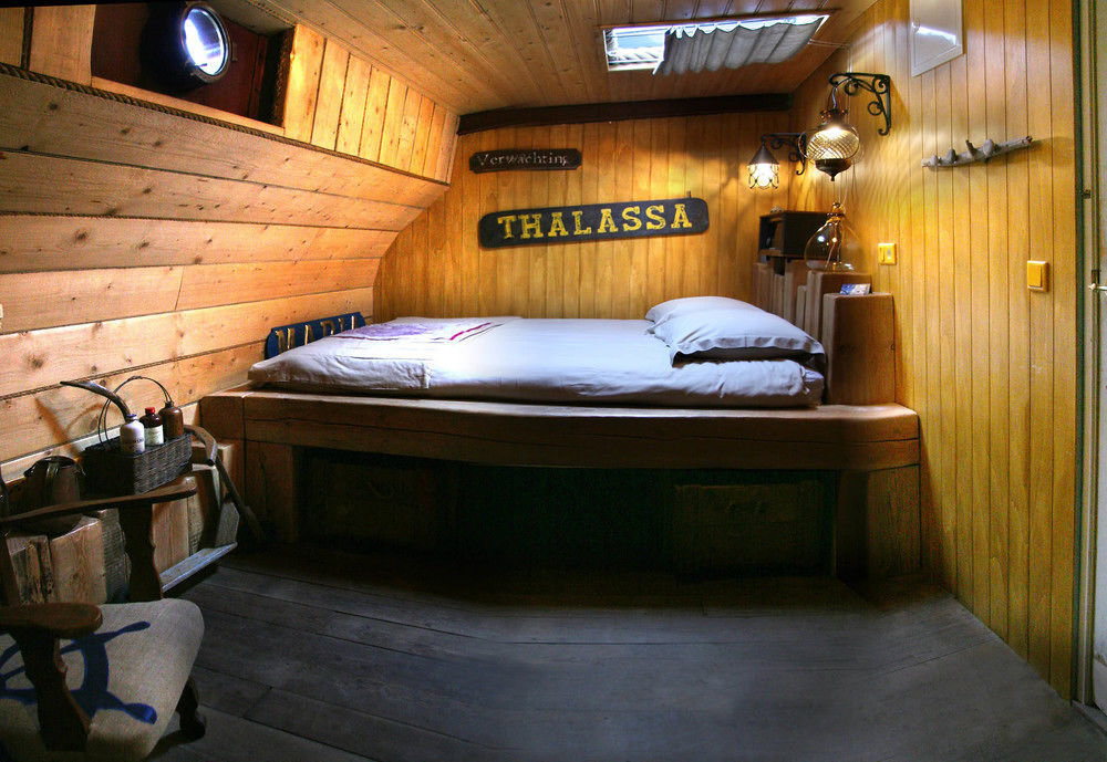 Boat 'Opoe Sientje' Bed & Breakfast Nijmegen Exterior photo